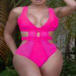 X Traje de baño rosado de una pieza con aberturas y transparencias - Imagen 3